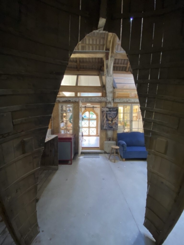 Blick auf Atelier Lumos Design durch ein altes Bottsteil